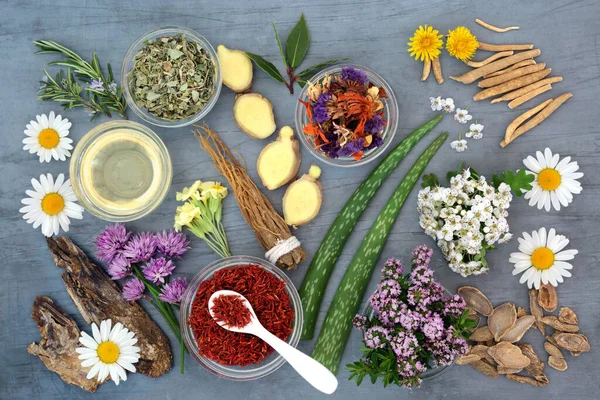 Illóolaj Készítmény Gyógynövényekkel Virágokkal Amelyeket Növényi Gyógyászatban Használnak Valamint Virágellenszerek — Stock Fotó
