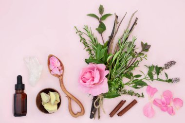 Sihirli aşk iksiri malzemeleri, pagan cadıları, gül çiçeği, tarçın ve zencefil baharatı, tentür şişesi ve pembe arka planda aşk kaşığı. Büyücülük konsepti. 