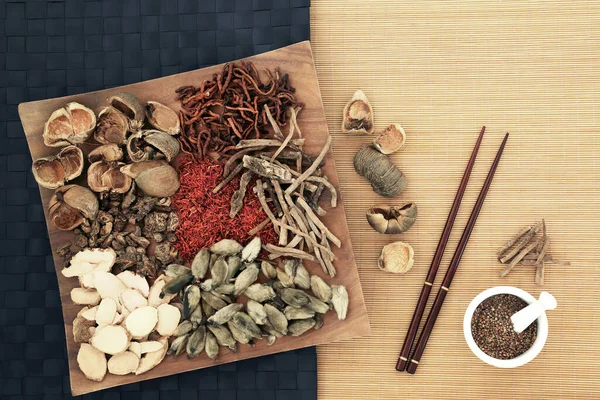 Preparação Tradicional Ervas Medicinais Chinesas Com Ervas Especiarias Pauzinhos Argamassa — Fotografia de Stock