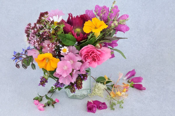 Englische Sommerkräuter Und Essbare Blumen Die Der Natürlichen Alternativen Pflanzenheilkunde — Stockfoto