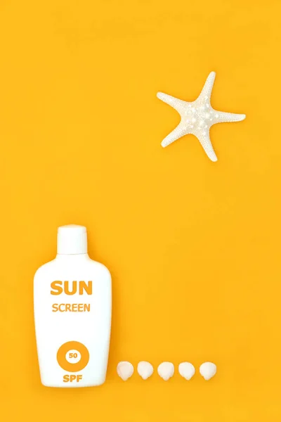 Güneş Kremi Deniz Yıldızı Midye Kabuklarıyla Güneş Banyosu Yapmak Için — Stok fotoğraf