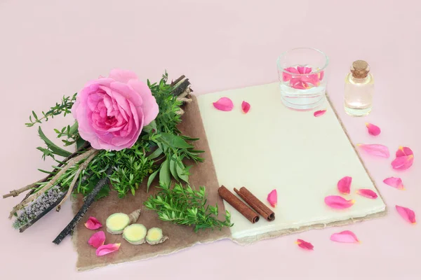 女巫们喜欢用玫瑰花 香草束 石英晶体 大麻药方笔记本 生姜和肉桂香料的药方法术 粉红的神奇浪漫的概念 — 图库照片
