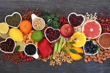 Flavonit, polifenol, antioksidan, anthocyanin, lycopene, vitamin, protein, biyolavonoid, mineral ve lif açısından sağlıklı kalp gıdaları. Kırsal ahşap arka planda.