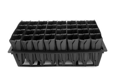 Tohumları ekmeden önce kök büyütmek için kök yetiştirici. Beyaz arka planda siyah plastikle düz modül. Düz konum Üst görünüm.