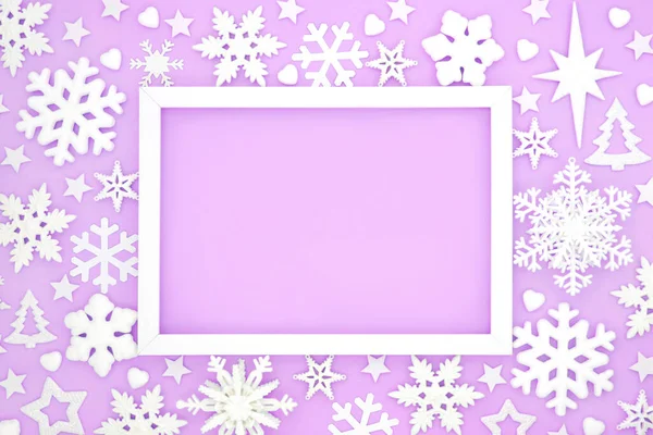 圣诞雪花喜庆的背景设计在紫丁香上 星形和心形装饰 圣诞节和新年假期的传统象征 — 图库照片