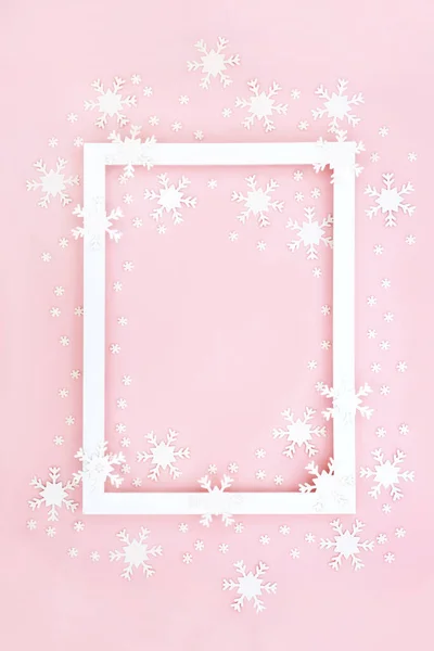Різдвяна Зима Новорічний Фон Кордону Пастельно Рожевому Білими Прикрасами Сніжинки — стокове фото