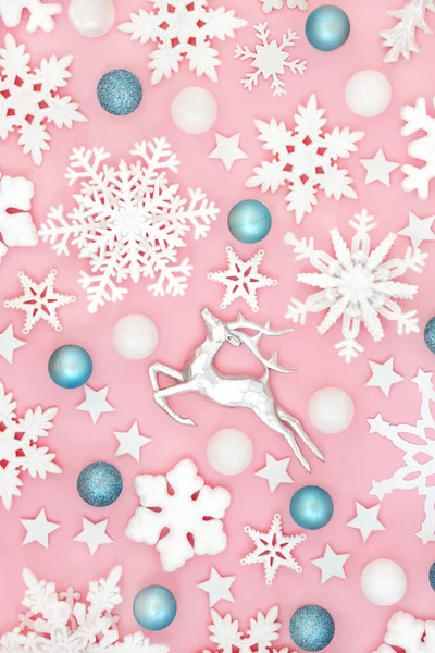Χριστουγεννιάτικους Τάρανδους Νιφάδες Χιονιού Και Στολίδια Δέντρου Φόντο Διακόσμηση Ροζ — Φωτογραφία Αρχείου