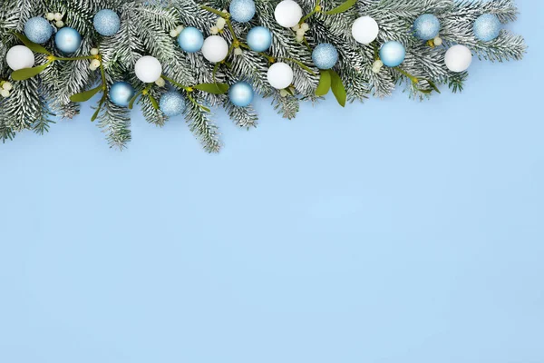 Εορταστική Χριστουγεννιάτικο Χιόνι Έλατο Γκι Δέντρο Μπιχλιμπίδι Φόντο Λευκό Και — Φωτογραφία Αρχείου