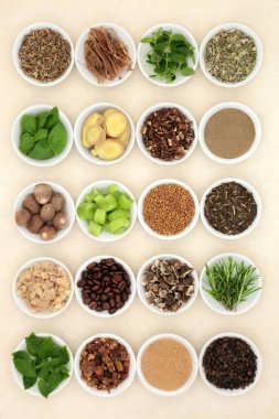 Sinir sistemini destekleyen ve besleyen sinir sağlığı gıdaları. Sağlıklı alternatif sağlık hizmetleri. Kenevir kağıdı arka planında kaselerdeki malzemeler.