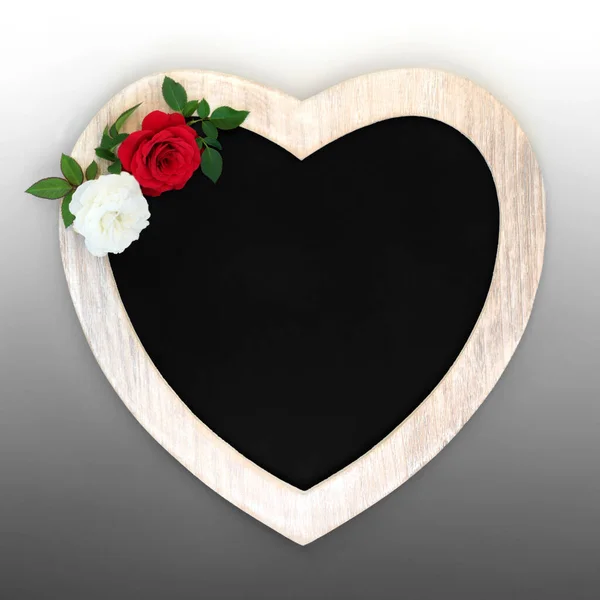 Valentijnsdag Creatief Modern Concept Met Hartvormig Frame Witte Rode Rozenbloemen — Stockfoto