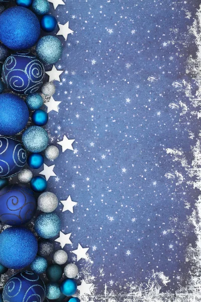 Weihnachtsstern Und Glitzerkugel Dekorativer Grunge Hintergrund Mit Blau Funkelndem Baumschmuck — Stockfoto