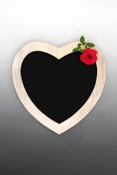 Hartvormig Frame Met Krijtbord Rode Roos Gradiënt Grijze Ondergrond Symbool — Stockfoto