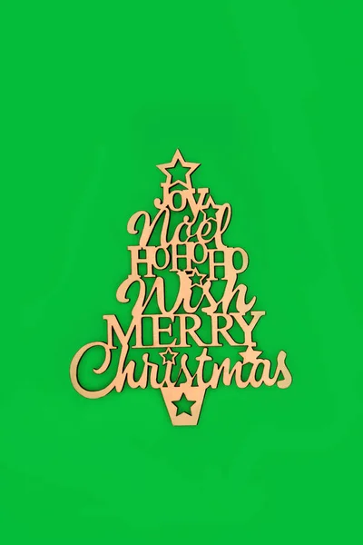 クリスマスツリーの木製の装飾素朴なレトロな昔ながらの華やかなスタイル 緑の背景にクリスマスと新年の休暇シーズンのための環境に優しい最小限のデザイン — ストック写真