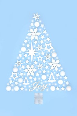 Eğlence tabelası, soyut kar, ağaç mücevheri yıldız ve pastel mavisi arka planda kar tanesi süslemeleri olan fantezi Noel ağacı konsepti. Kış için sihirli tasarım, Xmas, Yeni Yıl.