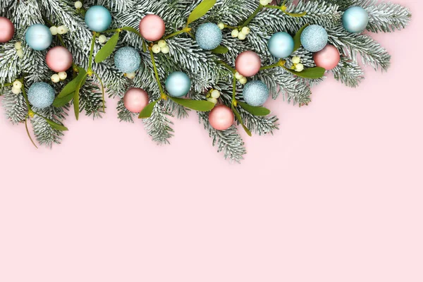 Εορταστική Χριστουγεννιάτικο Χιόνι Έλατο Γκι Δέντρο Μπιχλιμπίδι Ροζ Φόντο Διακόσμηση — Φωτογραφία Αρχείου