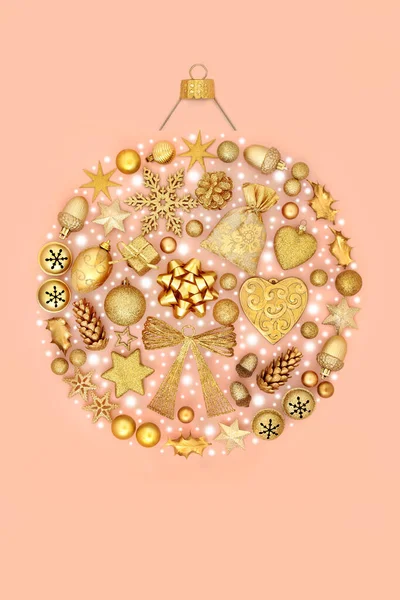 Altın Süslemeleri Sembolleri Pastel Mercan Arka Planında Soyut Karlı Noel — Stok fotoğraf