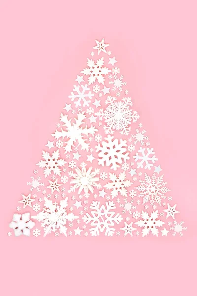 パステルピンクの背景にクリスマスツリー輝く雪の結晶と星のデザインコンセプト クリスマス 新年の休暇シーズンのためのお祭り抽象的な組成 — ストック写真