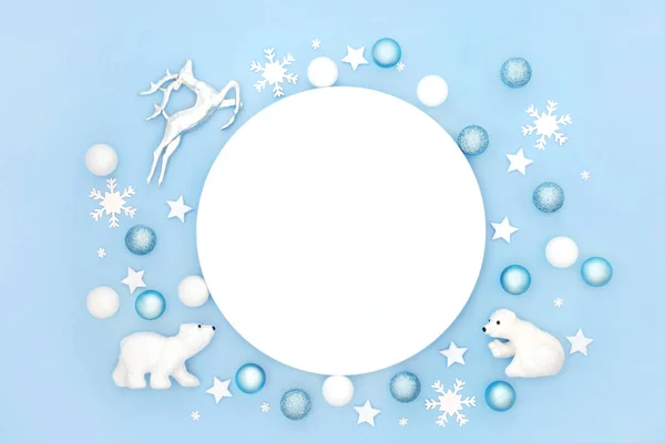 圣诞快乐北极主题餐盘位置设置与北极熊 霜冻树装饰 圣诞佳节节假日摘要 涂上淡蓝色 — 图库照片