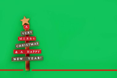 Çevre dostu eski ahşap kırsal Noel ağacı. Kırmızı çizgili yeşil arka planda eski moda takılar. Xmas ve Yeni Yıl tatili sezonu için minimal tasarım 