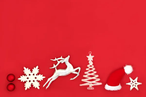 Karácsony Este Dekorációk Északi Pólus Szimbólumok Piros Háttér Mikulás Kalap — Stock Fotó