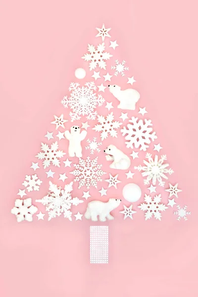 북극점 크리스마스 트리는 파스텔 배경의 북극곰 눈송이 별들로 장식의 개념을 — 스톡 사진