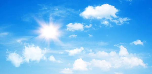 Přírodní Slunné Pozadí Modrá Obloha Bílými Kumulativní Mraky Zářící Slunce — Stock fotografie