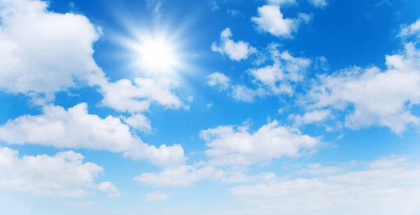 Zonnige Dag Achtergrond Blauwe Lucht Met Witte Cumulus Wolken Zon — Stockfoto