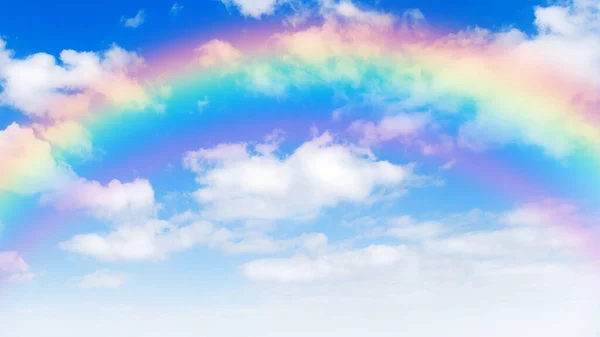 Słoneczne Tło Dnia Tęczą Błękitne Niebo Białymi Chmurami Cumulus Naturalne — Zdjęcie stockowe