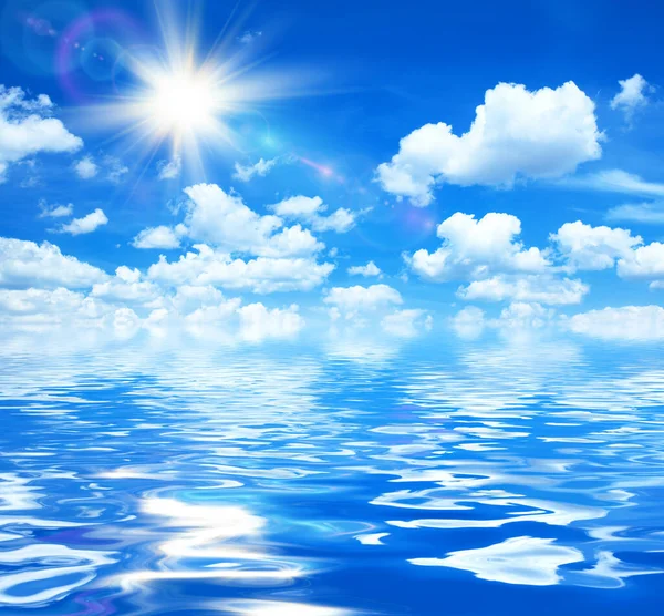 Fondo Soleado Cielo Azul Con Nubes Blancas Sol Reflejado Aguas — Foto de Stock