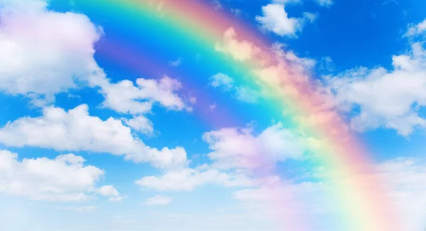 Fundo Dia Ensolarado Com Arco Íris Céu Azul Com Nuvens — Fotografia de Stock