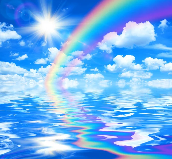 Solrik Bakgrunn Med Regnbue Blå Himmel Med Hvite Skyer Sol – stockfoto