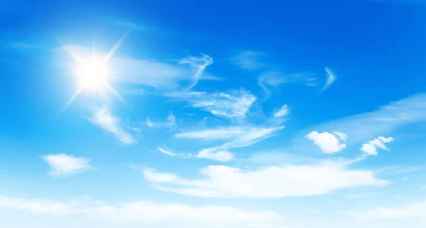 Sunny Nap Háttér Kék Fehér Cumulus Felhők Nap Természetes Nyári — Stock Fotó