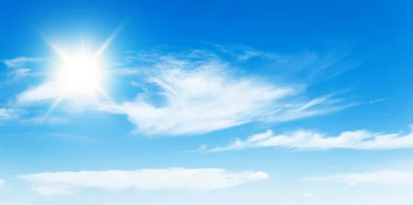 Fond Ensoleillé Ciel Bleu Avec Cumulus Blancs Nuages Soleil Fond — Photo