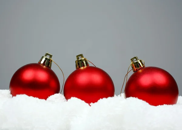 Boules de Noël rouges et neige — Photo