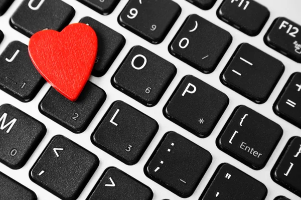 Cuore sulla tastiera del computer — Foto Stock