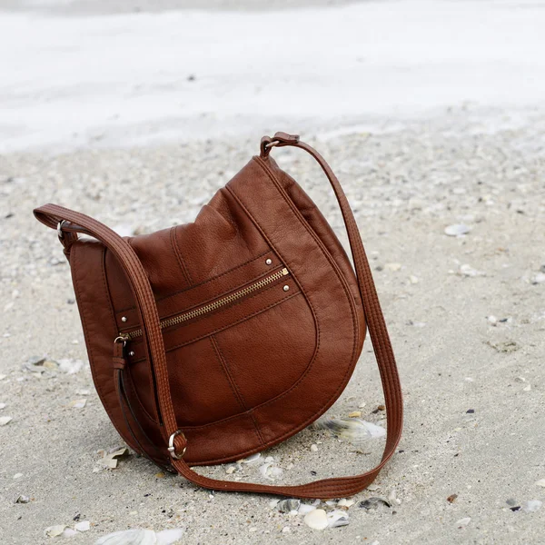 Braune Handtasche auf Sand — Stockfoto