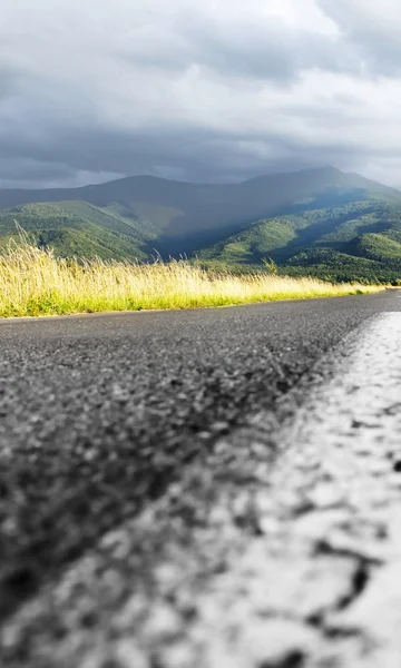 Midden op de weg — Stockfoto