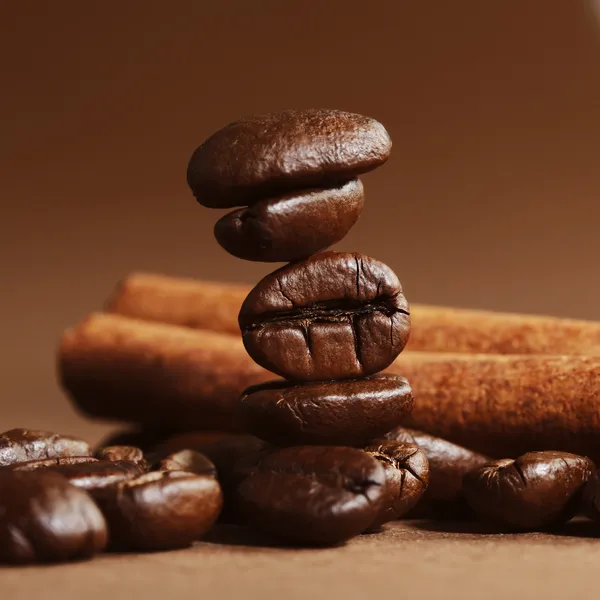 咖啡豆和肉桂 — 图库照片