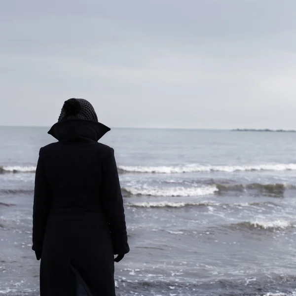 Persona sola su una spiaggia — Foto Stock