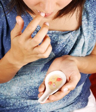 Kadının dudakları tedavi yapma