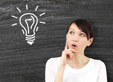 yaratıcılığın sembolü olarak fikirleri olan genç kadın