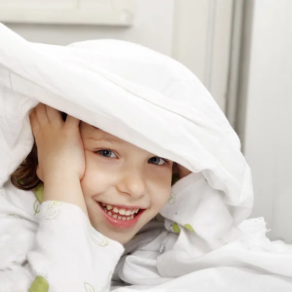 Niño feliz en la cama — Foto de Stock