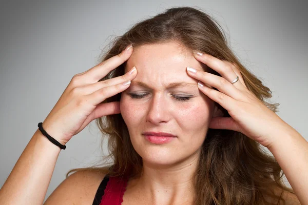 Mujer rubia con dolor de cabeza — Foto de Stock