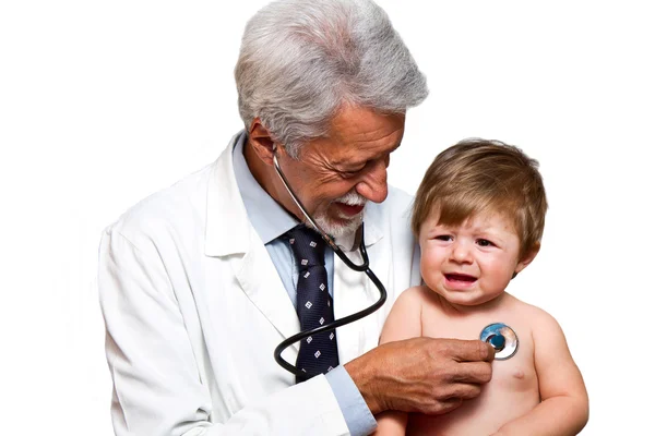 Bir çocuğu muayene eden doktor. — Stok fotoğraf