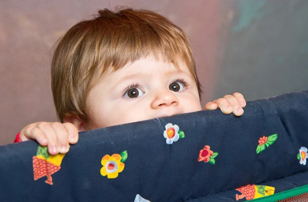 Baby flicka stående i barnsäng — Stockfoto