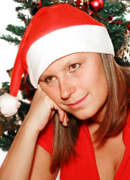 Hermosa chica con árbol de Navidad —  Fotos de Stock