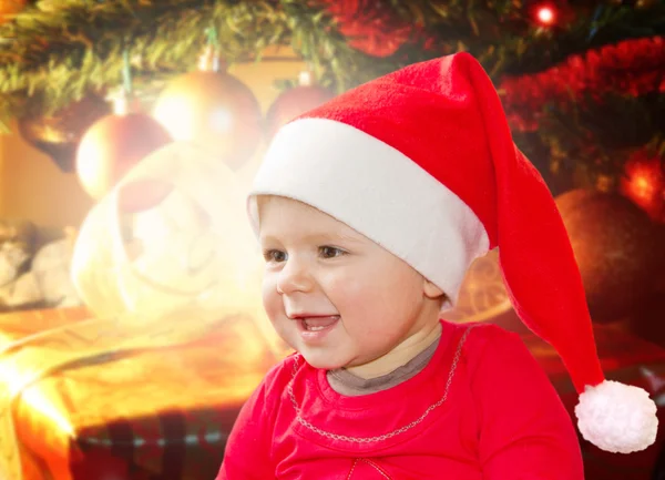 Zoete lachende peuter in Kerstman hoed — Stockfoto