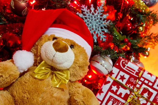 Regalos bajo el árbol para el día de Navidad — Foto de Stock