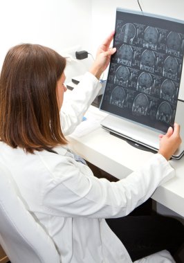 Doktor röntgene bakıyor.