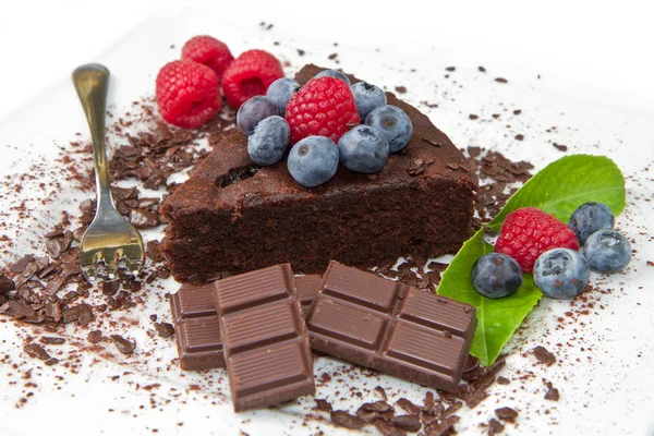 Pastel de chocolate con bayas frescas — Foto de Stock